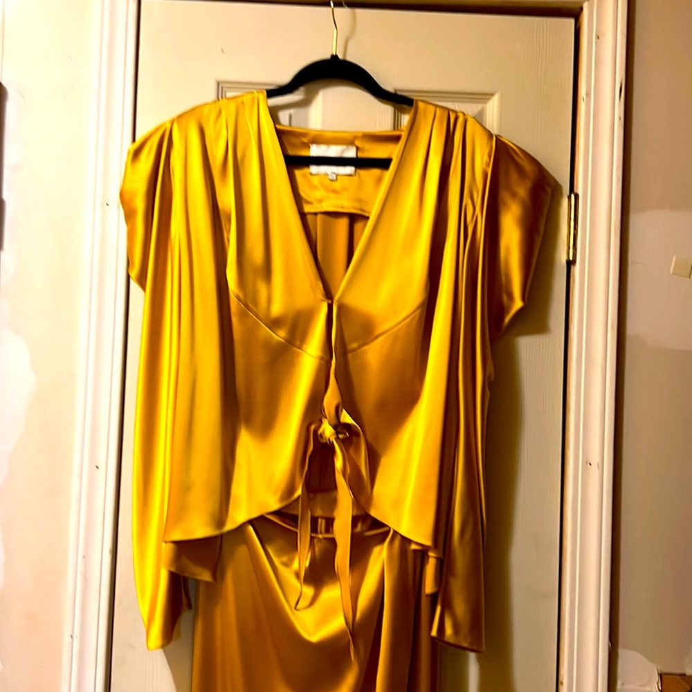 Sexy comfy,skirt connects to top in back leaving front of top and tie.Used once.